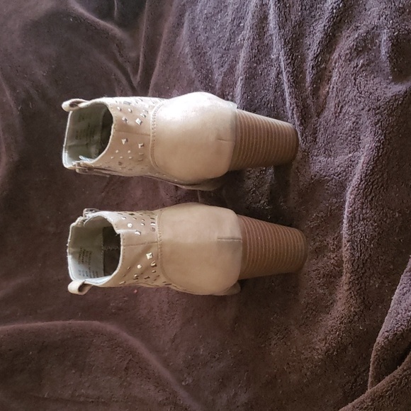 Jennifer Lopez Myra size 8M studded ankle booties side zip 3 inch heel. - Picture 2 of 5